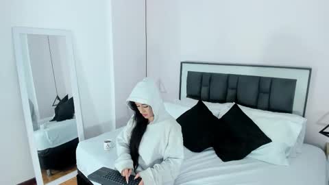 Snapshot of victoria_cooper3 chatting on 11/20/25, 09:42 valentina online show from 11/20/25, 09:42