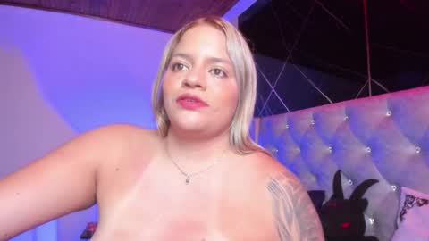 victoria_floyd1 online show from 10/25/25, 06:46