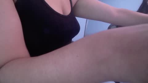 Snapshot of victoria_hernandez_t chatting on 10/20/25, 01:00 Victoria online show from 10/20/25, 01:00