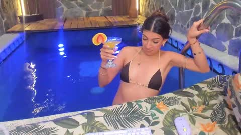 Snapshot of victoria_joliegb chatting on 01/17/25, 04:47 Victoria Lozano online show from 01/17/25, 04:47