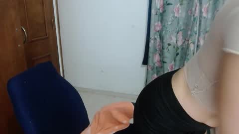 Snapshot of victoria_milf06 chatting on 11/22/25, 03:27 victoria online show from 11/22/25, 03:27