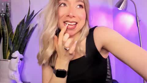 Snapshot of victoria_qq chatting on 11/02/25, 02:03 D A N I online show from 11/02/25, 02:03