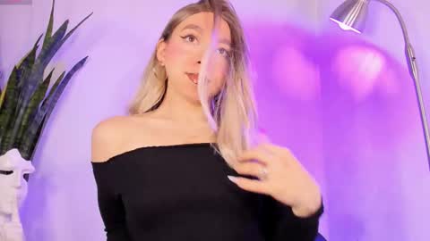 Snapshot of victoria_qq chatting on 11/04/25, 05:56 D A N I online show from 11/04/25, 05:56