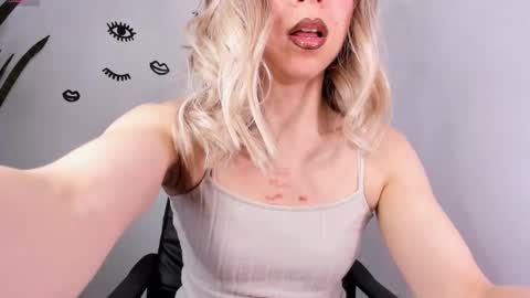 Snapshot of victoria_qq chatting on 11/11/25, 06:52 D A N I online show from 11/11/25, 06:52