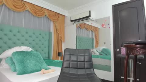 Snapshot of victoria_sweets_ chatting on 02/01/25, 01:55 victoria_sweets_ online show from 02/01/25, 01:55