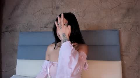 Snapshot of victoriaa2_doll chatting on 11/17/25, 01:17 victoriaa2_doll online show from 11/17/25, 01:17