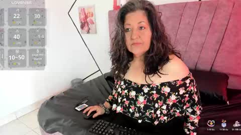 victoriaa_anderson_ online show from 11/18/25, 12:53