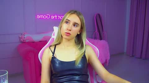 Snapshot of victoriahopson chatting on 10/13/25, 07:08 Victoria online show from 10/13/25, 07:08