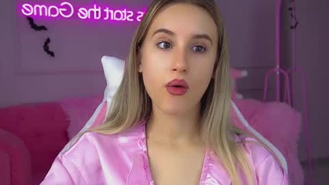 Snapshot of victoriahopson chatting on 10/18/25, 09:10 Victoria online show from 10/18/25, 09:10