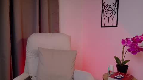 Snapshot of victorianova chatting on 12/22/25, 08:06 VictoriaNova online show from 12/22/25, 08:06