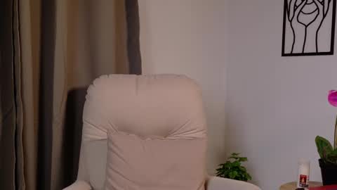 Snapshot of victorianova chatting on 02/06/26, 12:37 VictoriaNova online show from 02/06/26, 12:37