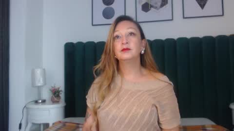 victoriaqueen_fg_ online show from 10/06/25, 12:35