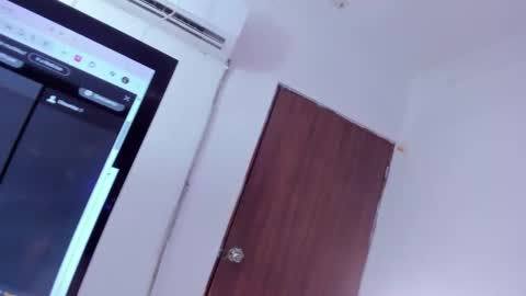 victoriasanz_ online show from 10/08/25, 05:27