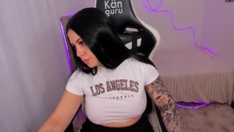 Snapshot of victoryyy__ chatting on 11/15/25, 04:25 V I C T O R I A online show from 11/15/25, 04:25