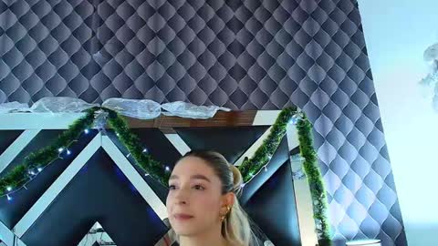 victtoria lee online show from 12/13/24, 07:53