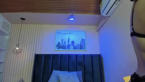 Snapshot of viiolett_lee chatting on 10/17/25, 09:06 Viiolett online show from 10/17/25, 09:06