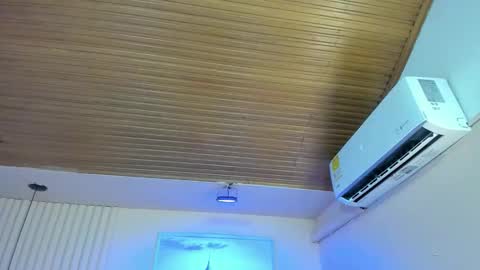 Snapshot of viiolett_lee chatting on 10/19/25, 07:25 Viiolett online show from 10/19/25, 07:25