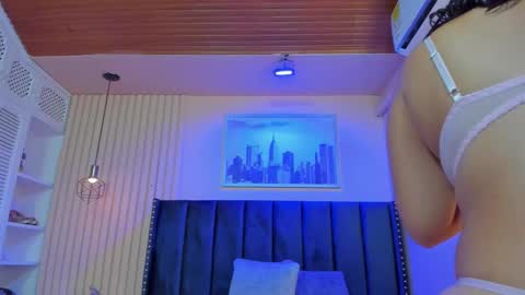 Snapshot of viiolett_lee chatting on 11/04/25, 09:47 Viiolett online show from 11/04/25, 09:47