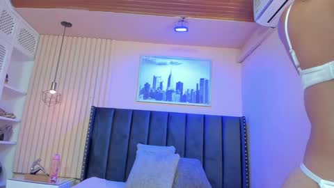 Snapshot of viiolett_lee chatting on 11/09/25, 09:57 Viiolett online show from 11/09/25, 09:57