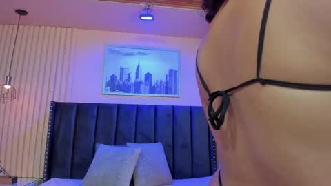 Snapshot of viiolett_lee chatting on 11/15/25, 09:43 Viiolett online show from 11/15/25, 09:43