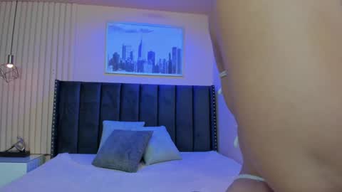 Snapshot of viiolett_lee chatting on 11/20/25, 08:52 Viiolett online show from 11/20/25, 08:52