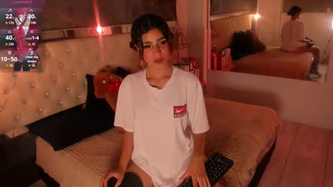 Snapshot of viiolettlopez chatting on 09/15/25, 01:00 Violet online show from 09/15/25, 01:00