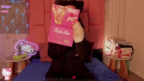 Snapshot of viiolettlopez chatting on 11/08/25, 01:00 Violet online show from 11/08/25, 01:00