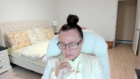 Snapshot of vika7333 chatting on 09/15/25, 01:11 Ukrainian-woman online show from 09/15/25, 01:11