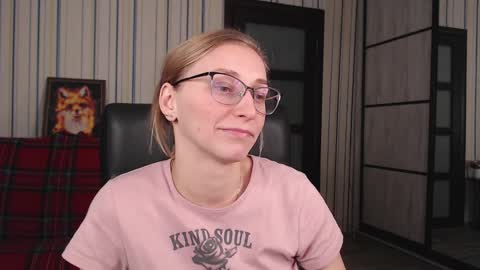Snapshot of vikaericka chatting on 12/19/25, 09:22 Vika online show from 12/19/25, 09:22