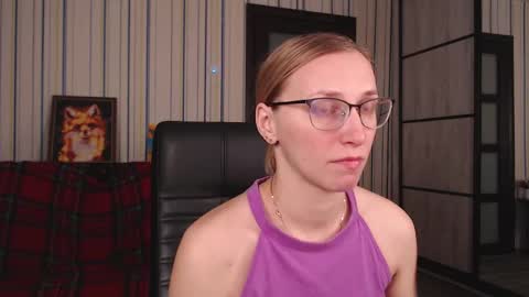 Snapshot of vikaericka chatting on 12/21/25, 11:23 Vika online show from 12/21/25, 11:23