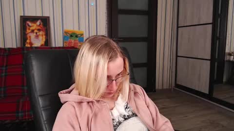 Snapshot of vikaericka chatting on 02/13/26, 04:25 Vika online show from 02/13/26, 04:25