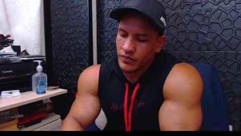Viktor Herrera online show from 01/05/25, 04:16