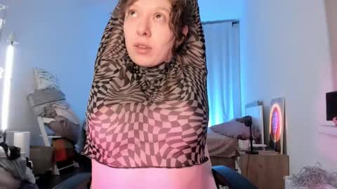 Snapshot of viktoria_sullivans chatting on 11/18/25, 05:45 Vikky online show from 11/18/25, 05:45