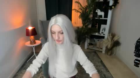 Snapshot of viktoriaclarrk chatting on 12/17/25, 10:43 Viktoria online show from 12/17/25, 10:43