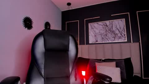 Snapshot of vikypetiteee chatting on 12/13/25, 11:21 Victoria online show from 12/13/25, 11:21