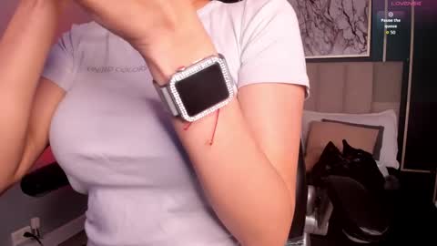 Snapshot of vikypetiteee chatting on 12/17/25, 10:16 Victoria online show from 12/17/25, 10:16