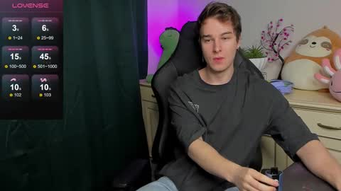 Snapshot of vincent__strong chatting on 09/14/25, 08:13 Vincent Strong online show from 09/14/25, 08:13