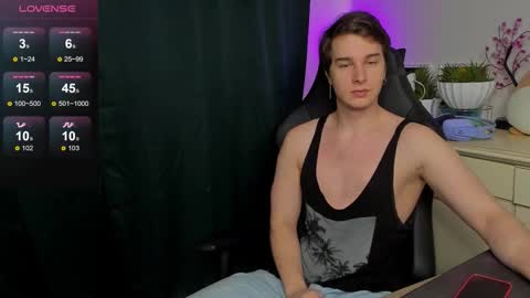 Snapshot of vincent__strong chatting on 09/26/25, 12:09 Vincent Strong online show from 09/26/25, 12:09