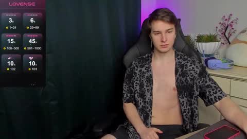 Snapshot of vincent__strong chatting on 09/28/25, 08:31 Vincent Strong online show from 09/28/25, 08:31