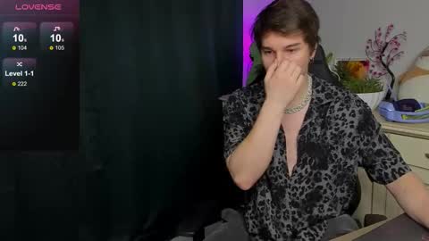 Snapshot of vincent__strong chatting on 10/13/25, 08:58 Vincent Strong online show from 10/13/25, 08:58