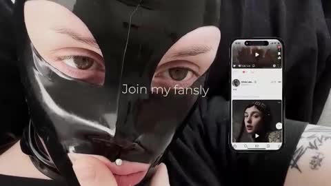 Snapshot of vinylstore chatting on 11/10/25, 04:06 Diva Silvia online show from 11/10/25, 04:06