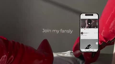 Snapshot of vinylstore chatting on 11/12/25, 04:18 Diva Silvia online show from 11/12/25, 04:18