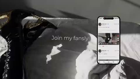 Snapshot of vinylstore chatting on 11/13/25, 04:28 Diva Silvia online show from 11/13/25, 04:28