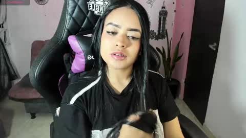 Snapshot of vio_let_ chatting on 09/24/25, 03:43 Daniela online show from 09/24/25, 03:43