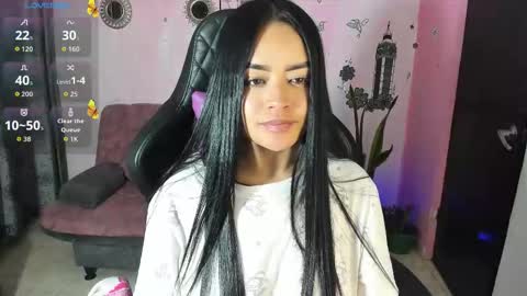 Snapshot of vio_let_ chatting on 10/05/25, 06:23 Daniela online show from 10/05/25, 06:23