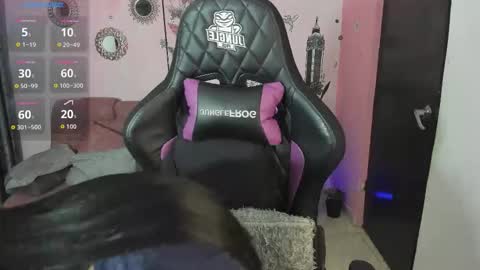 Snapshot of vio_let_ chatting on 10/06/25, 03:15 Daniela online show from 10/06/25, 03:15