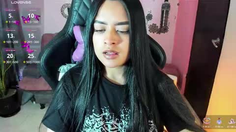 Snapshot of vio_let_ chatting on 10/12/25, 07:29 Daniela online show from 10/12/25, 07:29