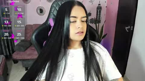 Snapshot of vio_let_ chatting on 10/14/25, 04:24 Daniela online show from 10/14/25, 04:24