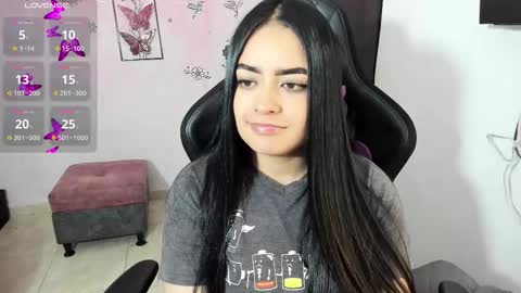 Snapshot of vio_let_ chatting on 10/18/25, 02:14 Daniela online show from 10/18/25, 02:14