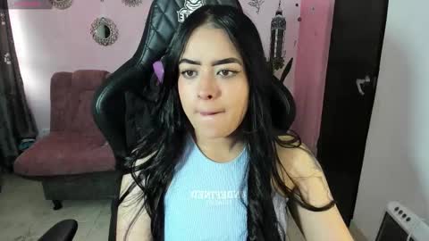 Snapshot of vio_let_ chatting on 10/21/25, 12:28 Daniela online show from 10/21/25, 12:28